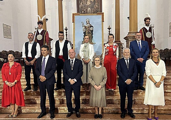 Los distinguidos con las autoridades al final del acto