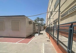 Aulas prefabricadas del IES Tomás Hormigo, sobre las pistas deportivas del centro.