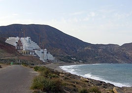 Hotel en la playa de El Algarrobico con sus obras paralizadas.