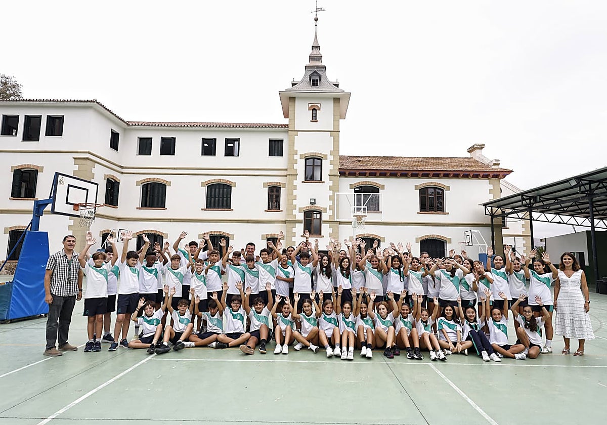 Una foto de familia con responsables y alumnos del Colegio El Monte, en el patio del recreo.