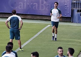 Izan Merino, realizando ejercicios en solitario bajo la supervisión del readaptador físico, José Antonio Lizana.