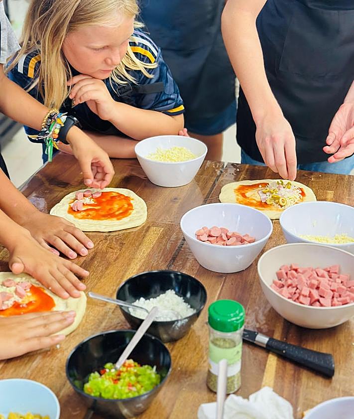 Imagen secundaria 2 - Imágenes de distintos talleres. Abajo, Rocío Muñoz, de Pepa Dulce, y Susana Ramos, de Supercookie, socias de Picofino.