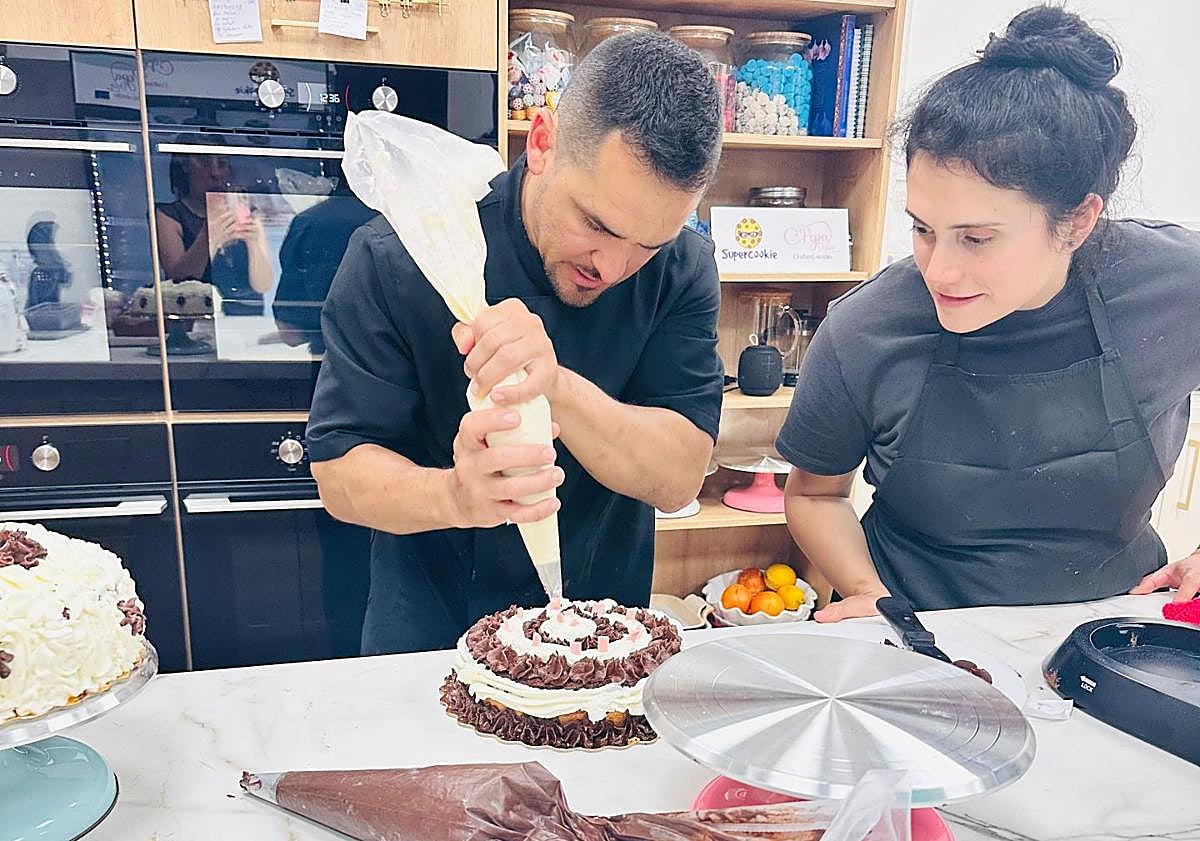 Imagen principal - Imágenes de distintos talleres. Abajo, Rocío Muñoz, de Pepa Dulce, y Susana Ramos, de Supercookie, socias de Picofino.