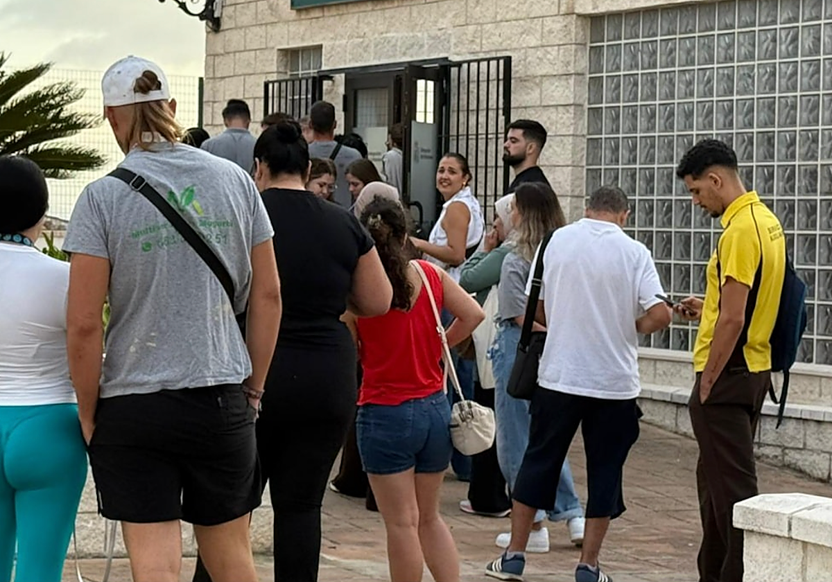 Largas colas para inscribirse en el Registro de Demanda de VPO en Manilva, puesto en marcha esta semana.