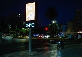 Termómetro en una calle de Málaga que marca 24 grados en plena noche.
