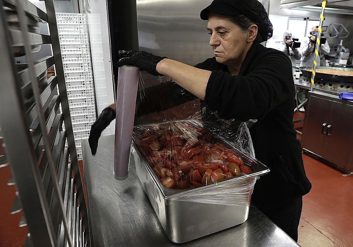 Una mujer trabajando en un cátering en Málaga.