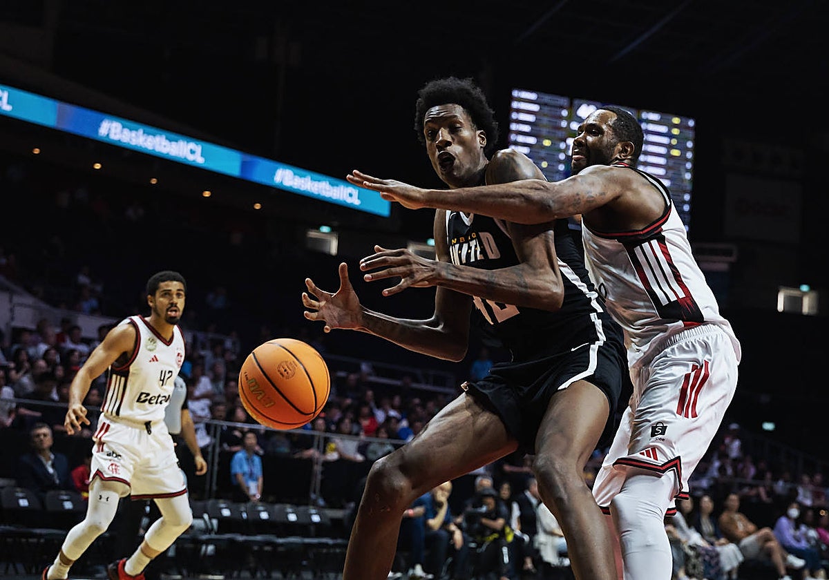 Cummings presiona a Sharp en una jugada del encuentro.