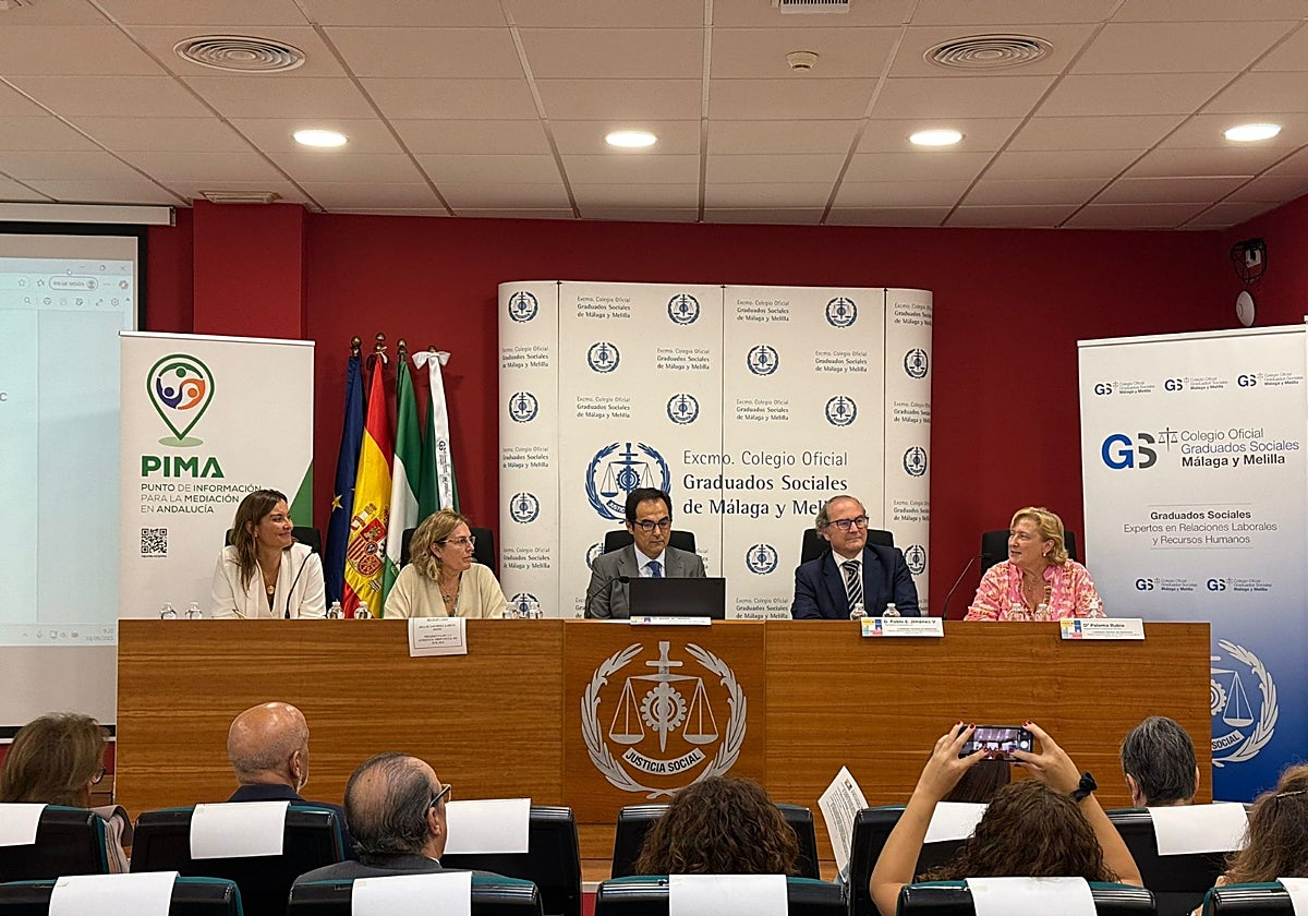 La Junta defiende su apuesta por la mediación en Andalucía de la mano de los graduados sociales