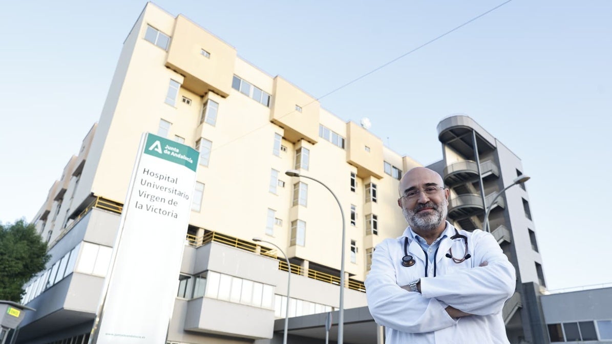 Antonio Rueda posa para esta entrevista en el Clínico.