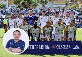 Un once del Marbella de esta temporada, junto a la imagen del médico De la Varga.