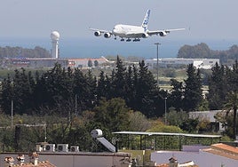Un avión aterriza en el aeropuerto de Málaga.