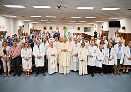 Imagen del obispo, José Antonio Satué, junto al equipo directivo y otros sanitarios del Clínico.