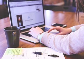 Un tribunal reconoce el derecho de una empleada a teletrabajar para cuidar a su madre y obliga a la empresa a indemnizarla con casi 4.000 euros