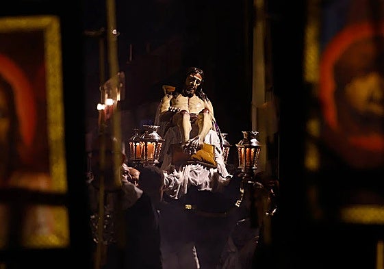 El Cristo del Santo Traslado, durante el vía crucis del Viernes de Dolores.