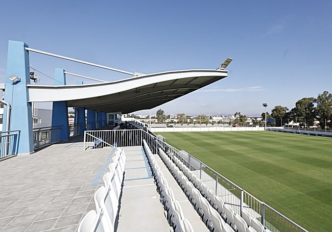 La visera levantada ya en la grada del campo principal.