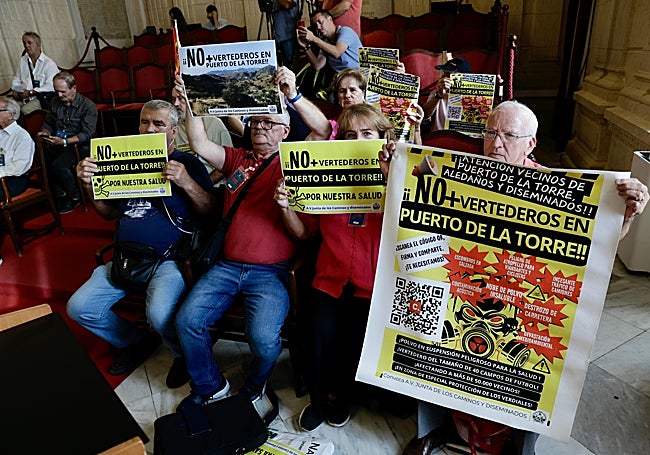 Vecinos del Puerto de la Torre protestan en el salón de plenos municipal.