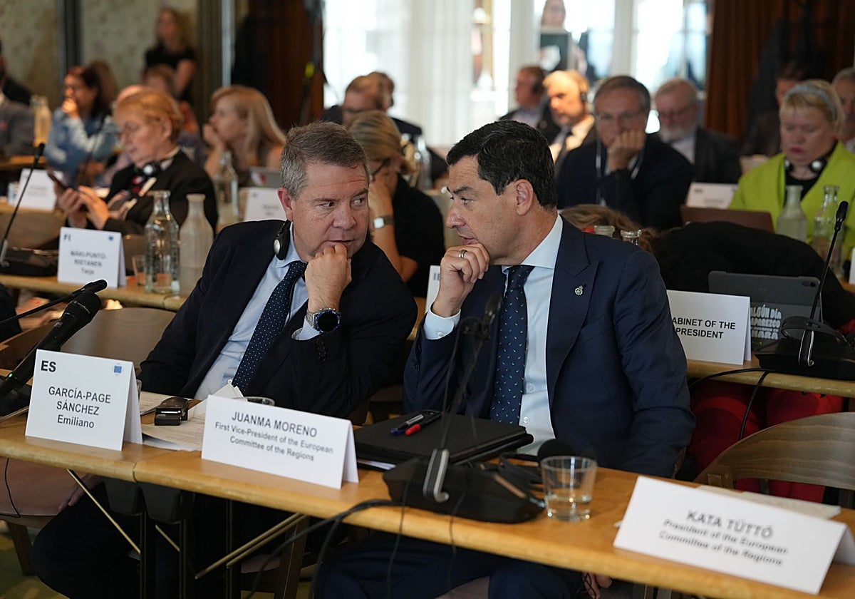 Juanma Moreno, junto al presidente castellanomanchego, Emiliano García Page, en un momento de la reunión.