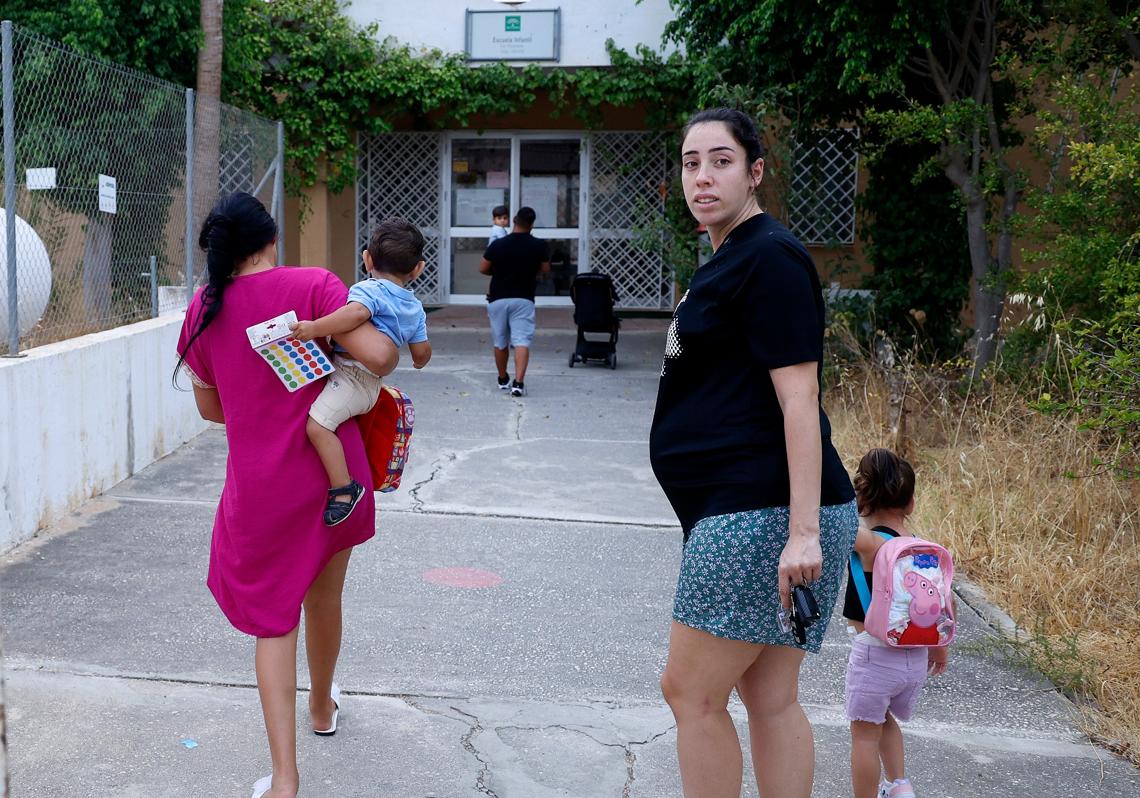 Madres llevan a sus hijos a la escuela infantil del barrio.
