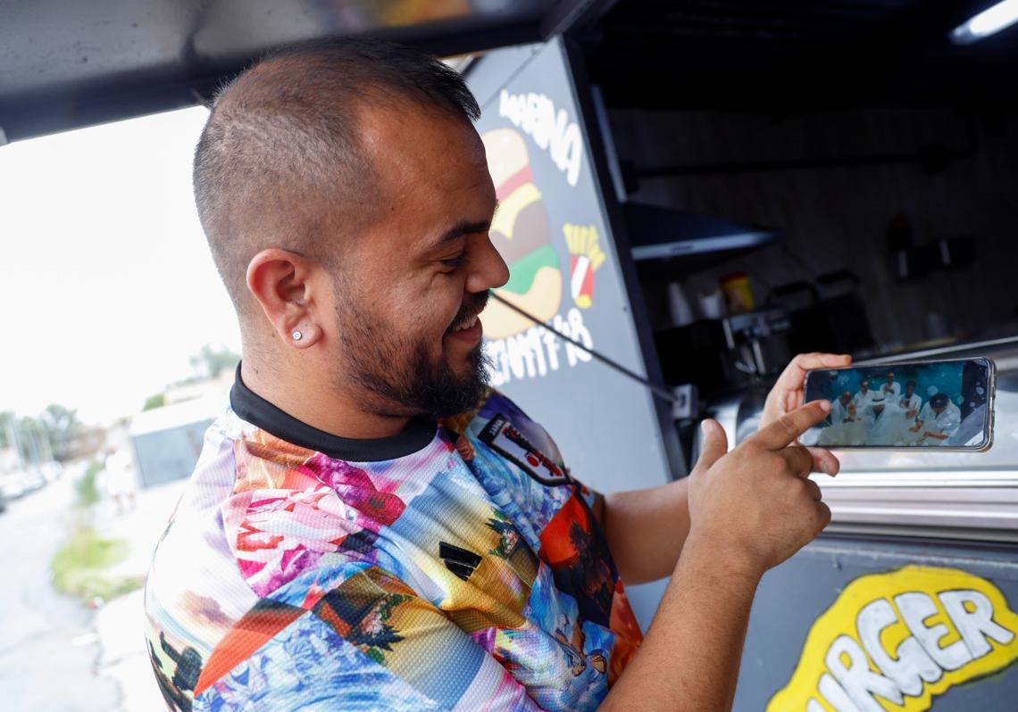 Jesús Moreno presume enseñando en el móvil un videoclip en el que participa.