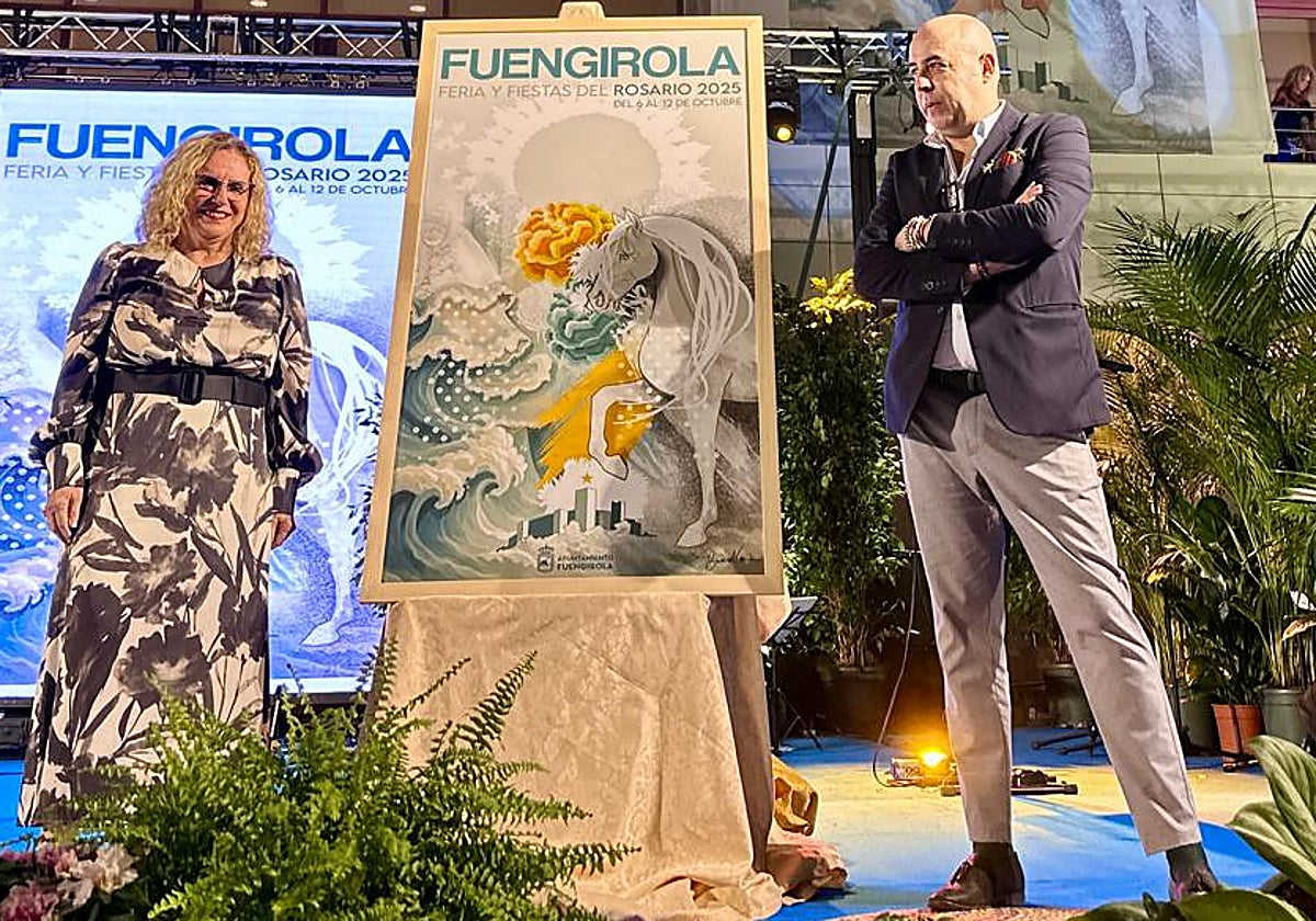 La alcaldesa de Fuengirola y el autor del cartel con su obra.