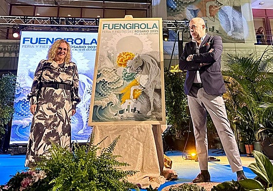 La alcaldesa de Fuengirola y el autor del cartel con su obra.