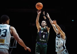 Tyler Kalinoski lanza uno de los triples que anotó.