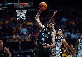 Kravish captura un rebote.