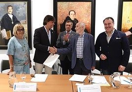 Momento de la firma del manifiesto, este viernes en el Rectorado de la UMA.