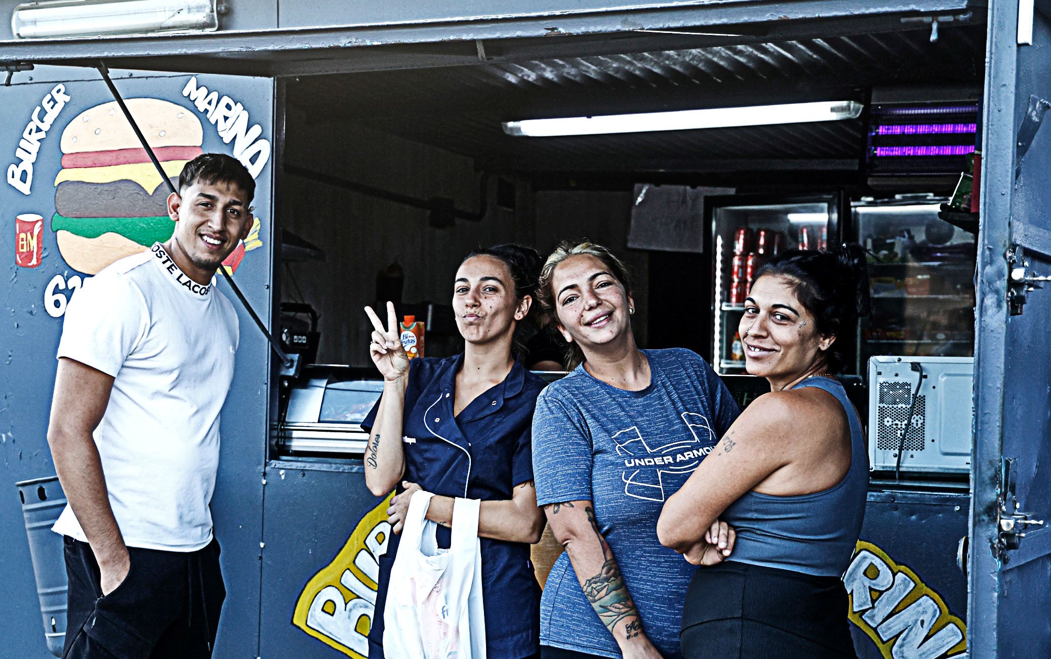 Las vecinas hacen escala en el burger de Marina Martín.