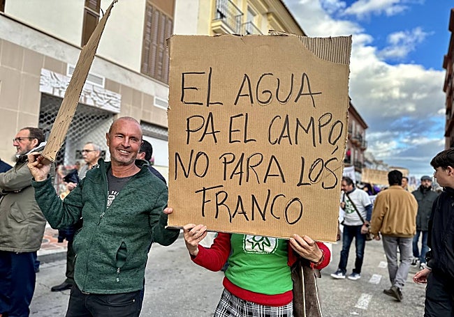 Manifestación multitudinaria en Coín contra el megaproyecto turístico y deportivo.