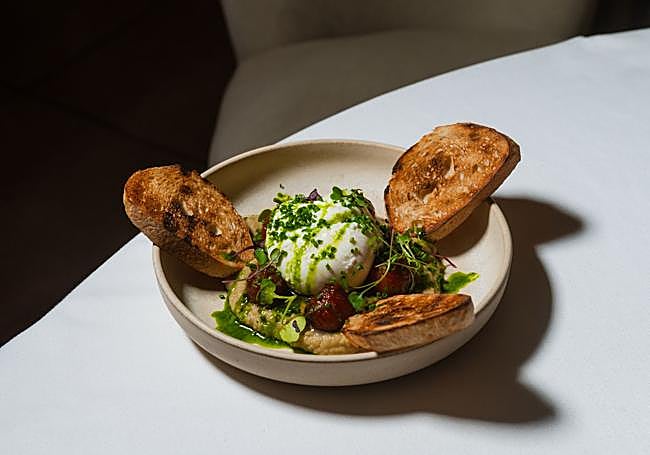 DON QUIJOTE. Burrata sobre hummus de berenjen. goma brand narratives