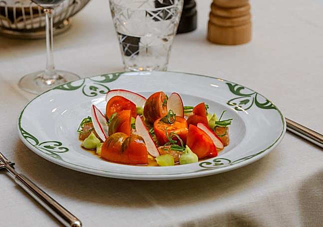 BALAUSTA. Ensalada de tomate del terreno, pepino, rabanillas y jurel marinado en cítricos. goma brand narratives