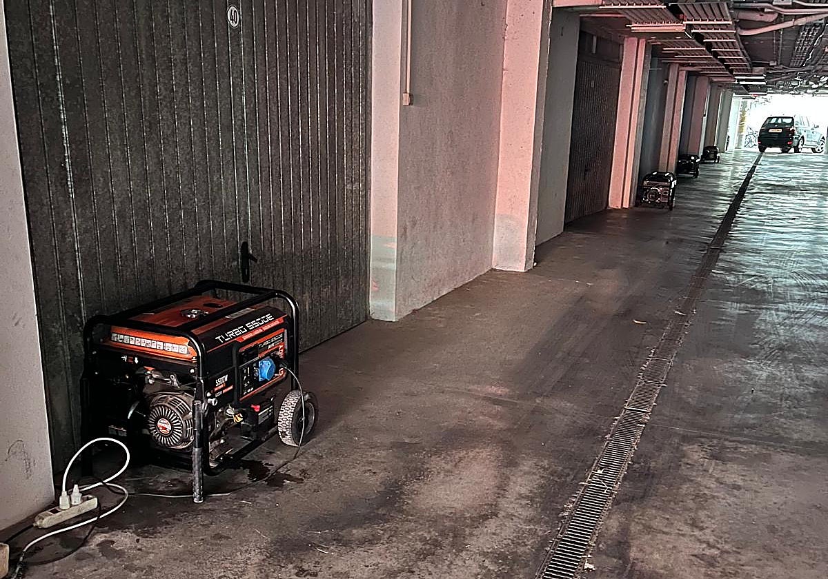 Generadores a las puertas de una zona de aparcamientos en la urbanización Hacienda Riviera.