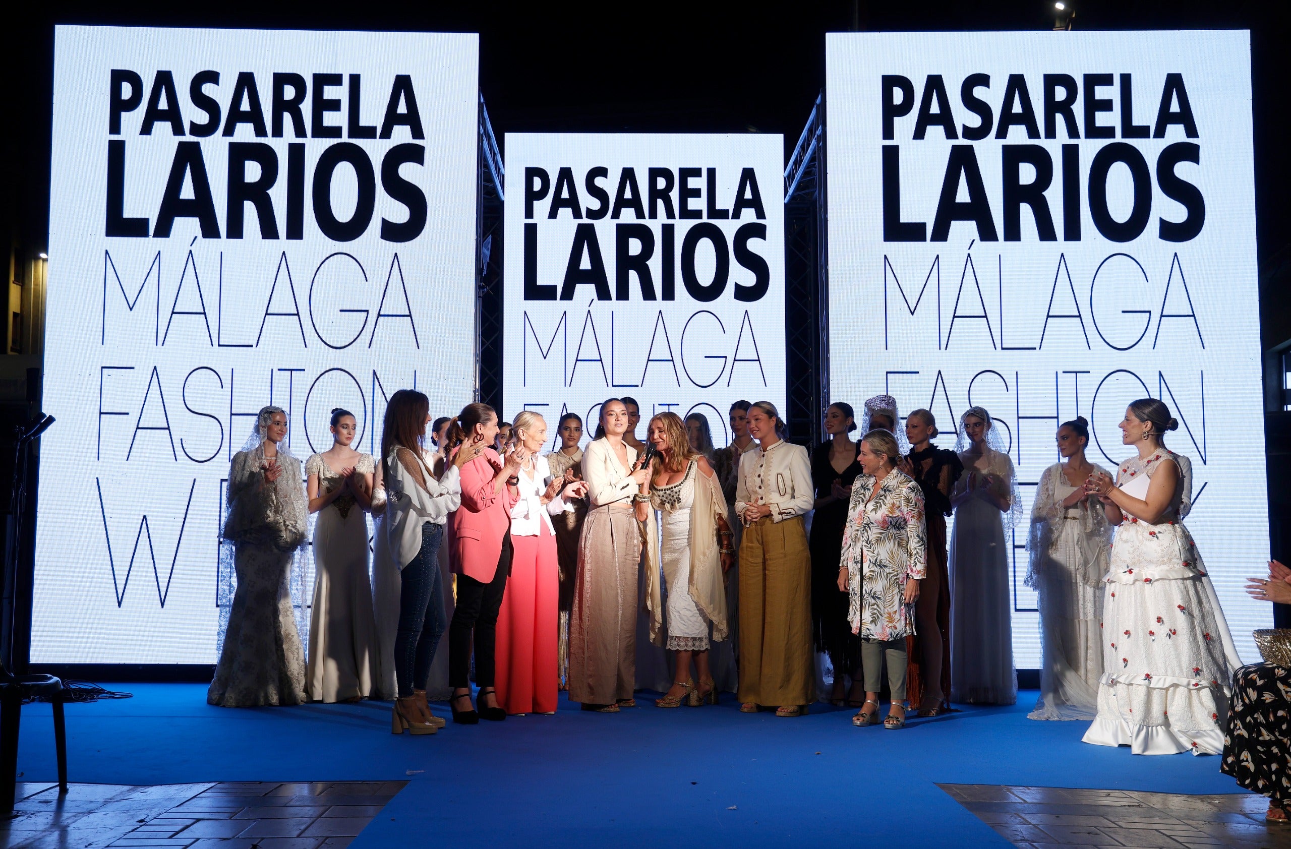 Aurora Gaviño recojo el Alfiler de Oro 2025 de la Pasarela Larios en reconocimiento a su trayectoria