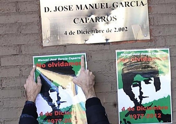 Carteles que recuerdan la muerte de Caparrós en la esquina de la Alameda de Colón