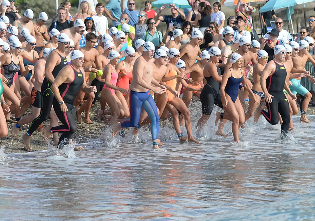 La masiva salida de la prueba, desde la playa de La Malagueta, este sábado.