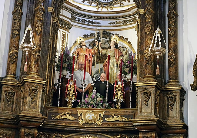 El obispo de Málaga, en el camarín de San Ciriaco y Santa Paula.