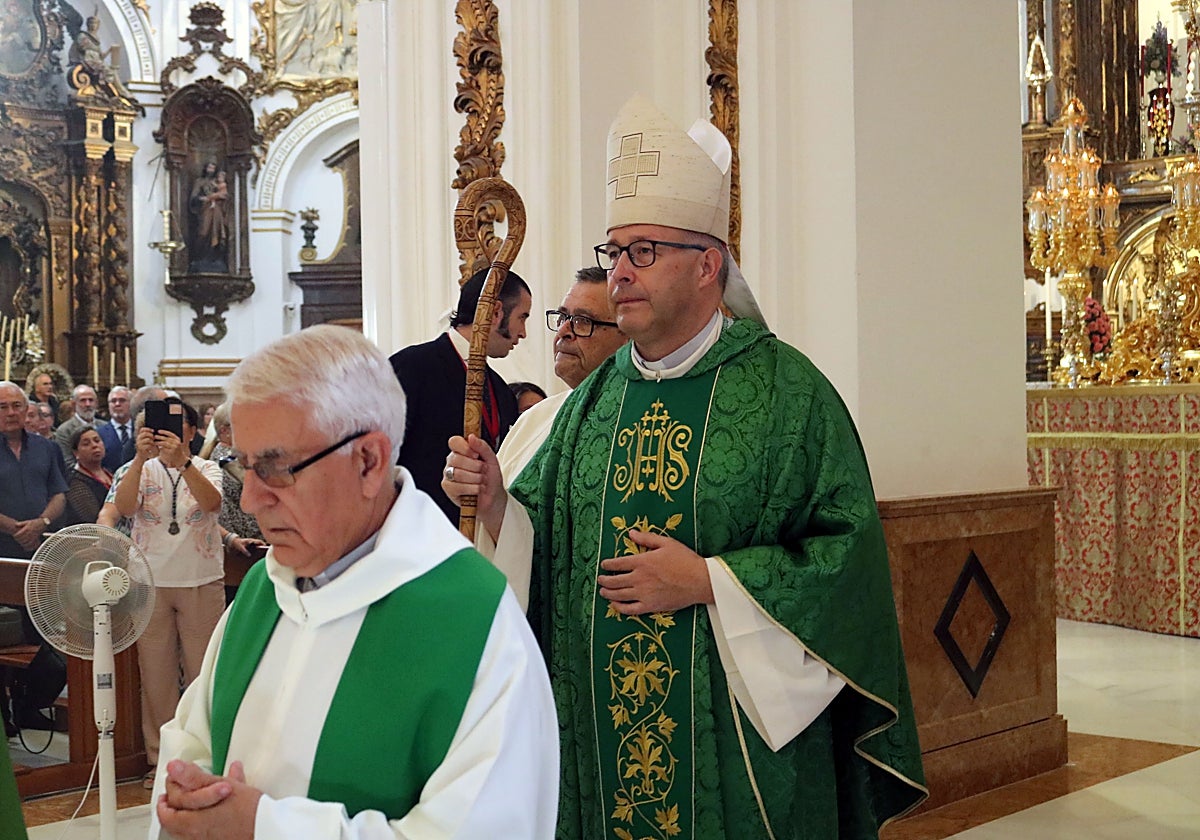 Monseñor Satué, antes de celebrar la santa misa en la iglesia de los Mártires,