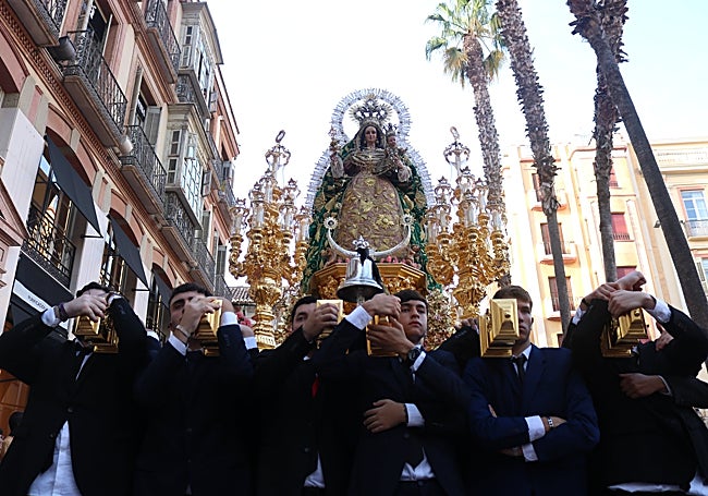 La Virgen de los Remedios, a su paso por la plaza de la Constitución.