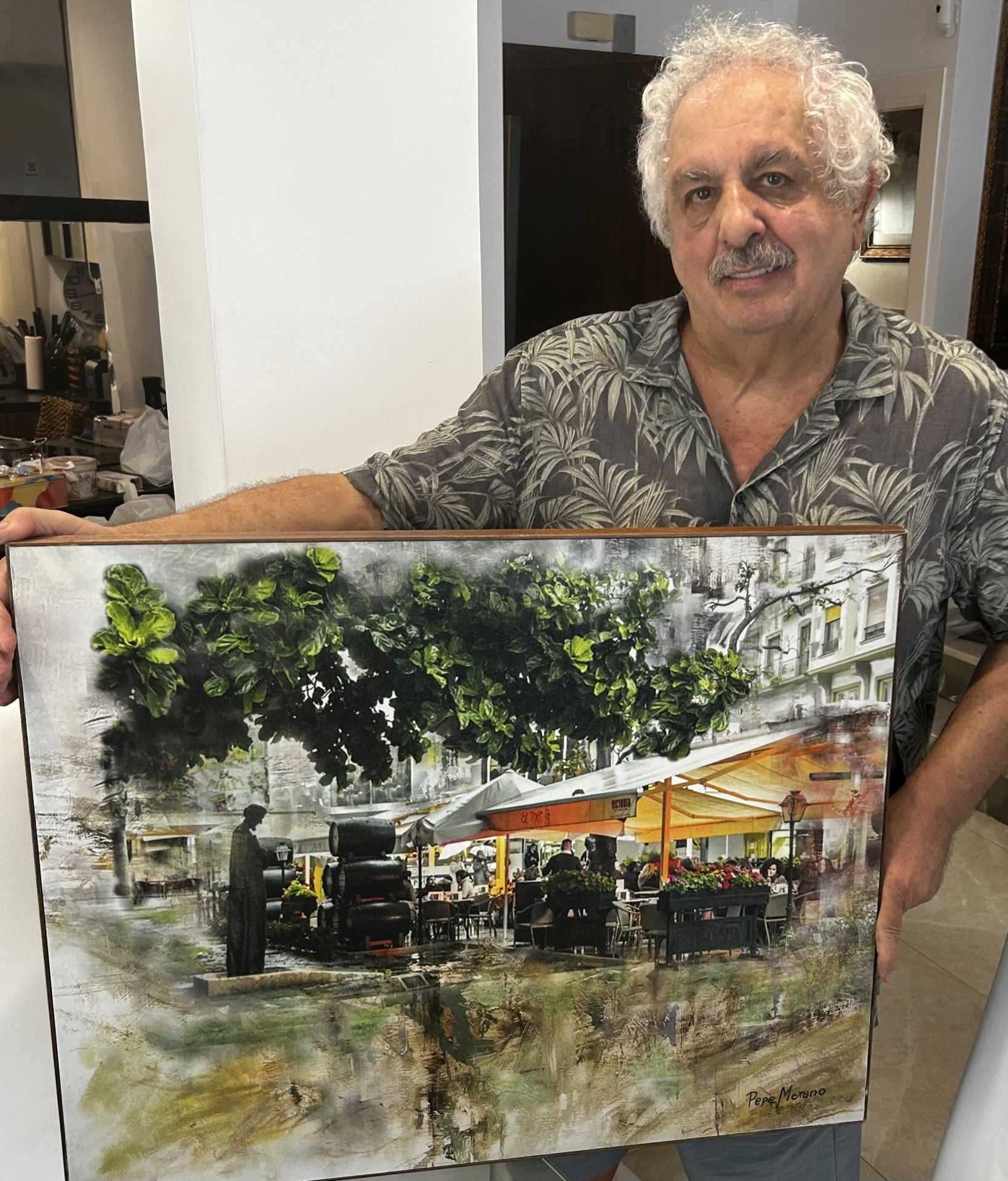 Pepe Moreno, con uno de sus cuadros.