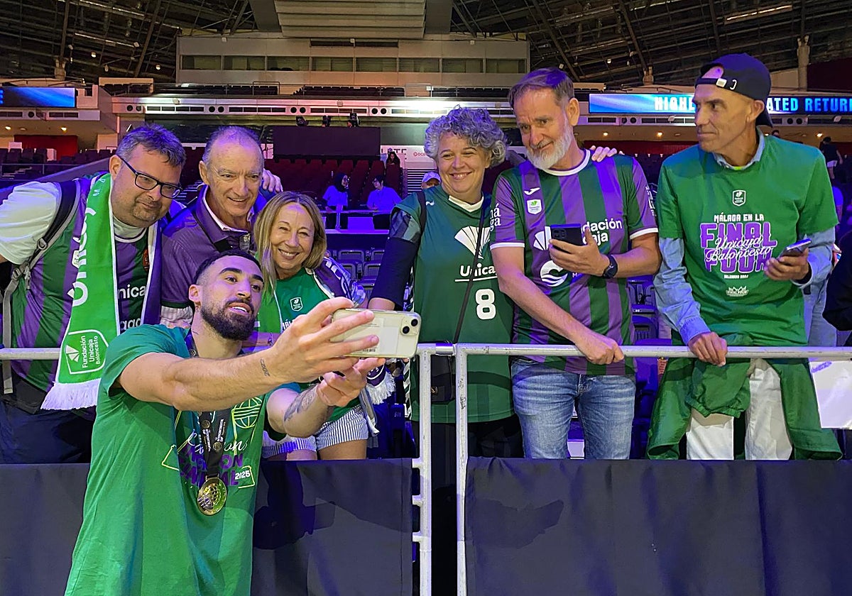 Duarte se fotografía con los aficionados desplazados a Singapur.