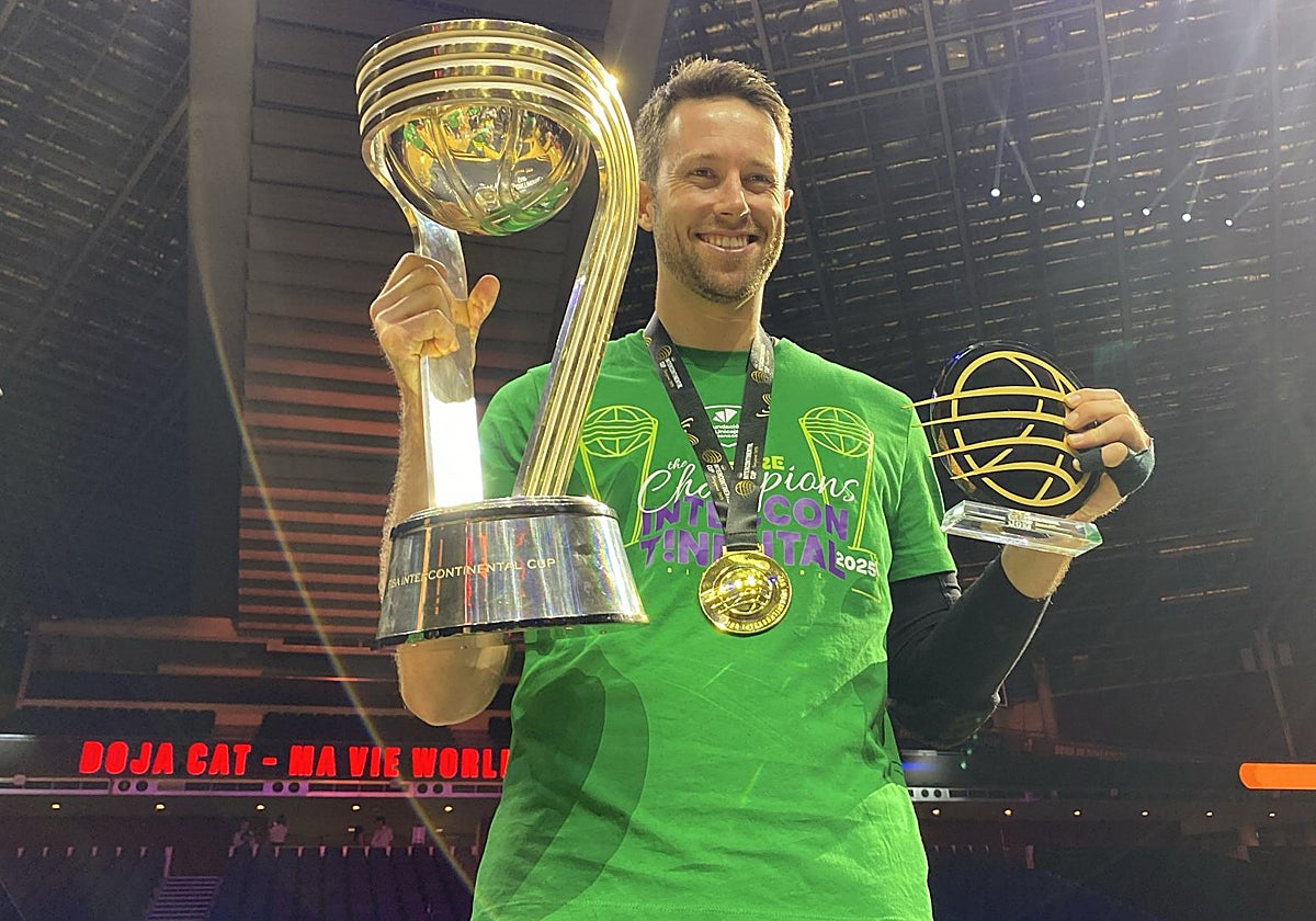 Tyler Kalinoski posa con el trofeo de la Copa Intercontinental y el de MVP.