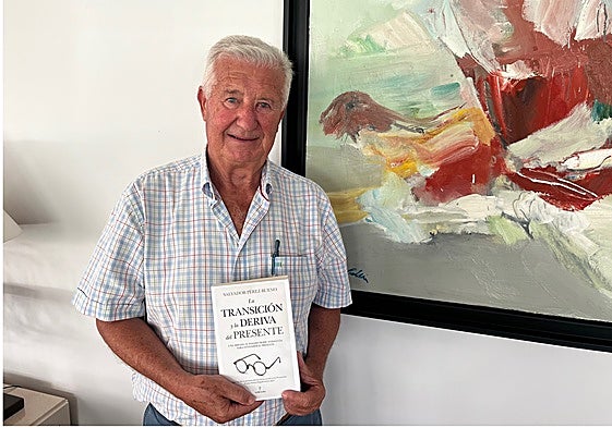 Pérez Bueno con su libro, en el Parador de Nerja, tras la entrevista con SUR.