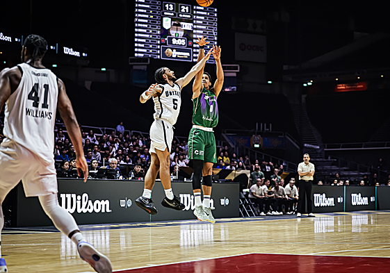 Un lanzamiento de Tyson Pérez en la final, defendido por Shackelford.