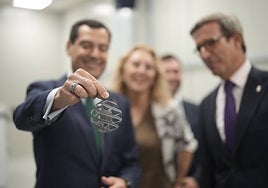 Juanma Moreno, con los consejeros de Indutria, Jorge Paradela, y de Economía, Carolina España.