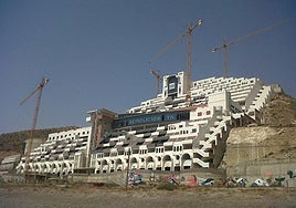 Edificación del hotel en la playa de El Algarrobico.