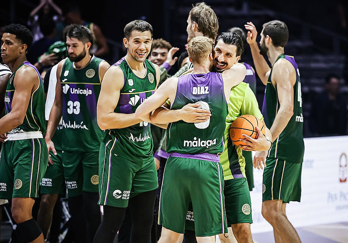 Djedovic felicita a Alberto Díaz tras la conquista de la Intercontinental.