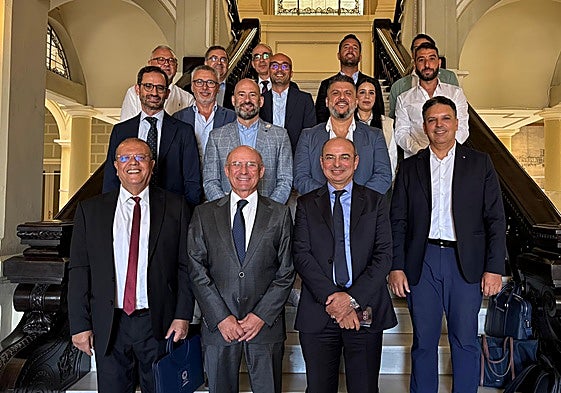 Representantes de Málaga y Marruecos, en la foto de familia en el puerto.