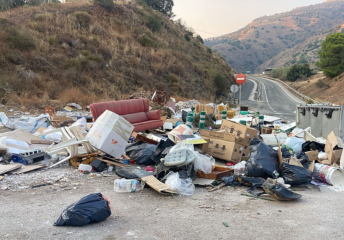 Imagen del vertedero improvisado e ilegal en la salida 134 de la autovía de Las Pedrizas.