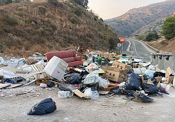 Imagen del vertedero improvisado e ilegal en la salida 134 de la autovía de Las Pedrizas.